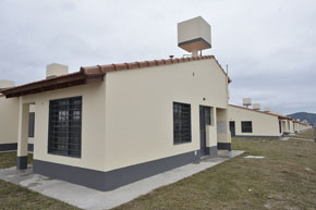 Entrega de viviendas en Localidad de Huaico