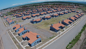 Entrega de viviendas en Huaico