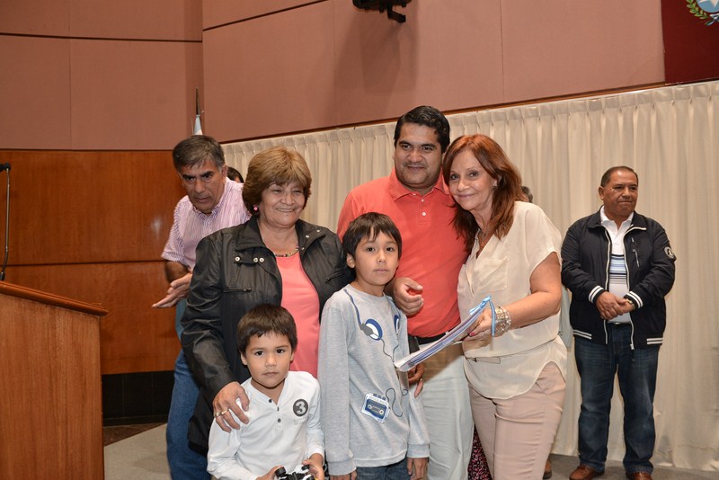 Entrega de viviendas en Huaico