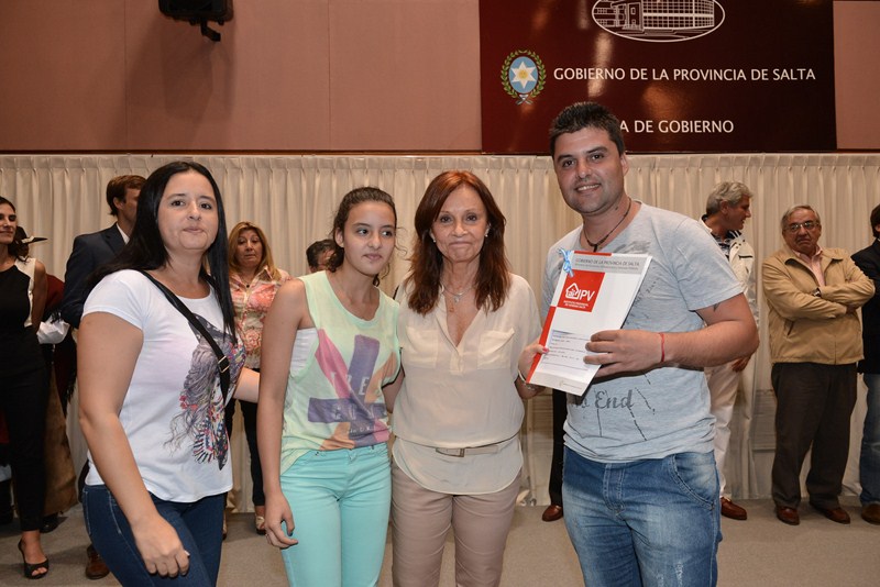 Entrega de viviendas en Huaico