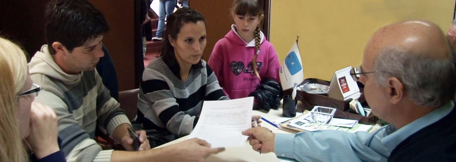 Firma de entrega de viviendas en Olavarría